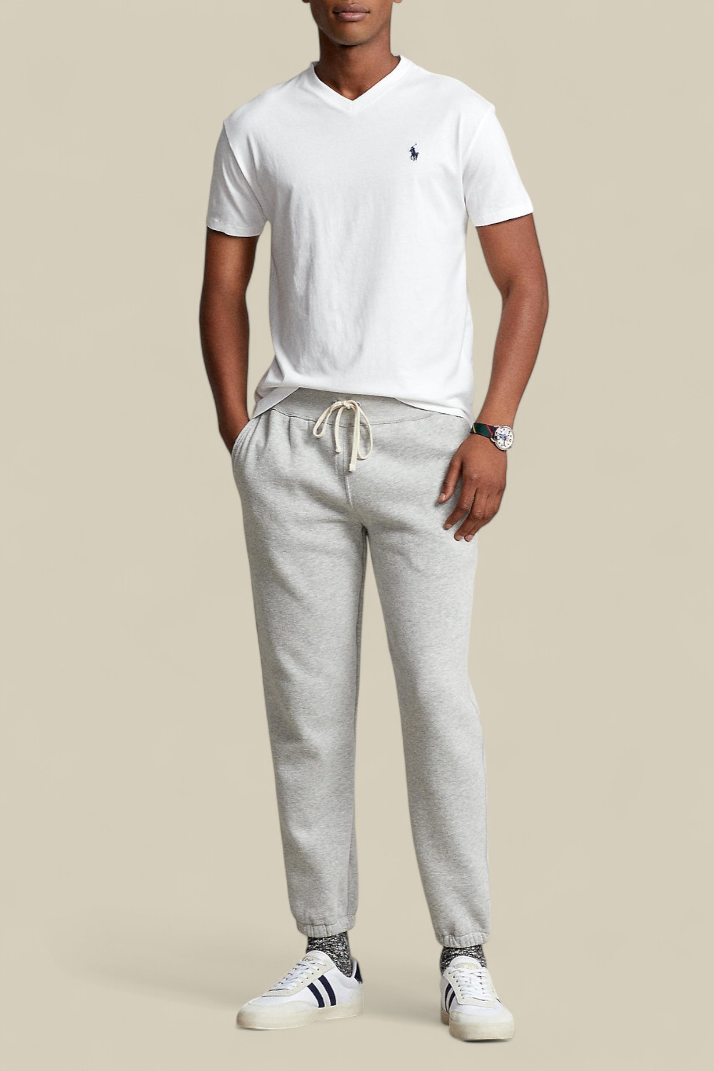 תמונת כל הלוק של חולצת טי